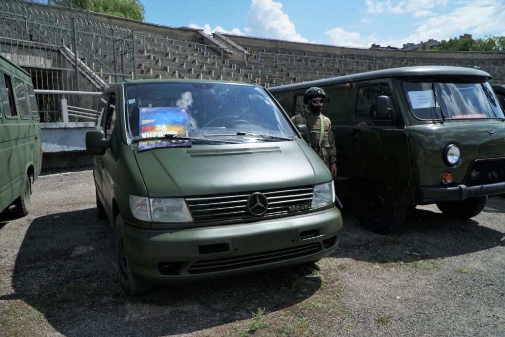 Бій за Україну: авто та літню форму передали актори Франківського драмтеатру захисникам 2