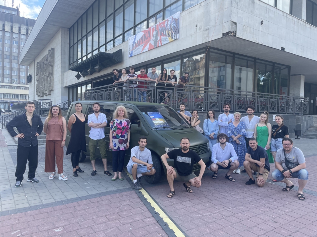Бій за Україну: авто та літню форму передали актори Франківського драмтеатру захисникам 1