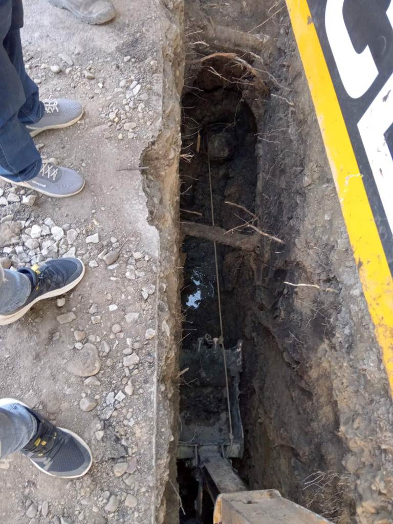 З каналізаційного колектора франківські комунальники витягли метровий шмат бетону 1