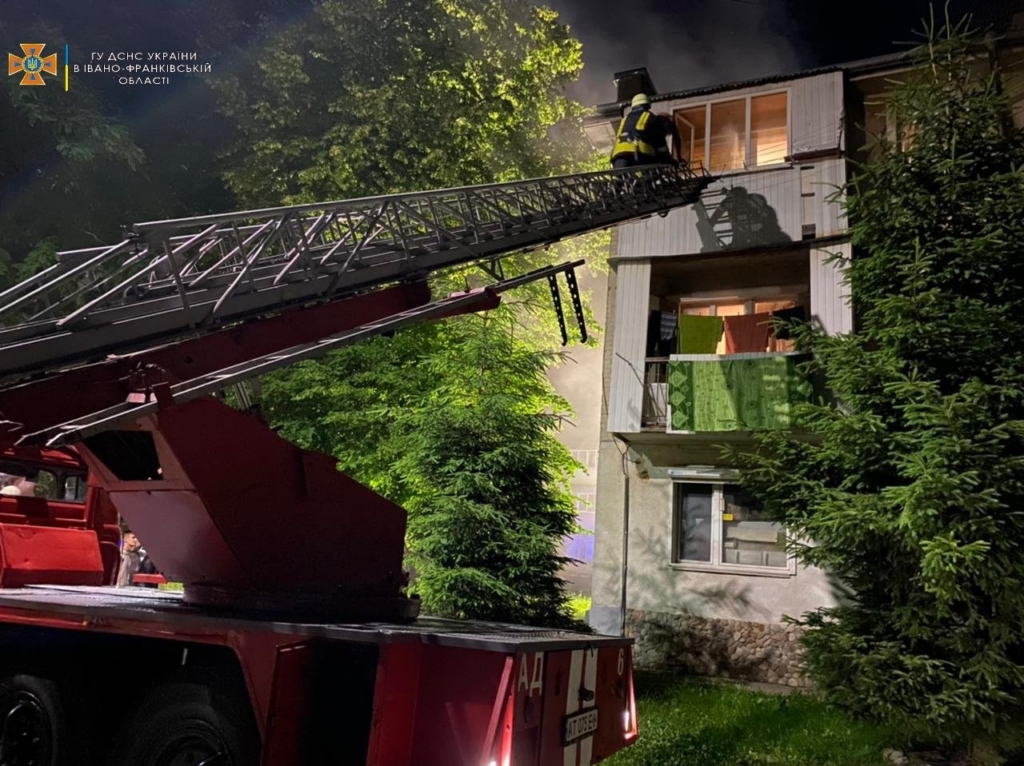 У Калуші та Бурштині горіли багатоквартирні будинки: врятовано 6 та евакуйовано 25 мешканців 1