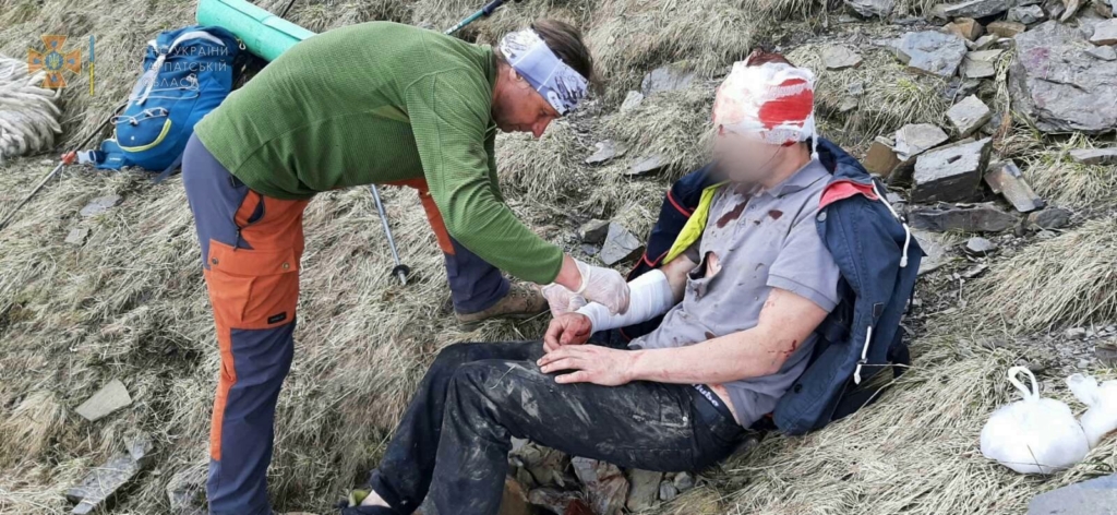 30-річний чоловік вижив після падіння з 80-метрової висоти у Карпатах 2