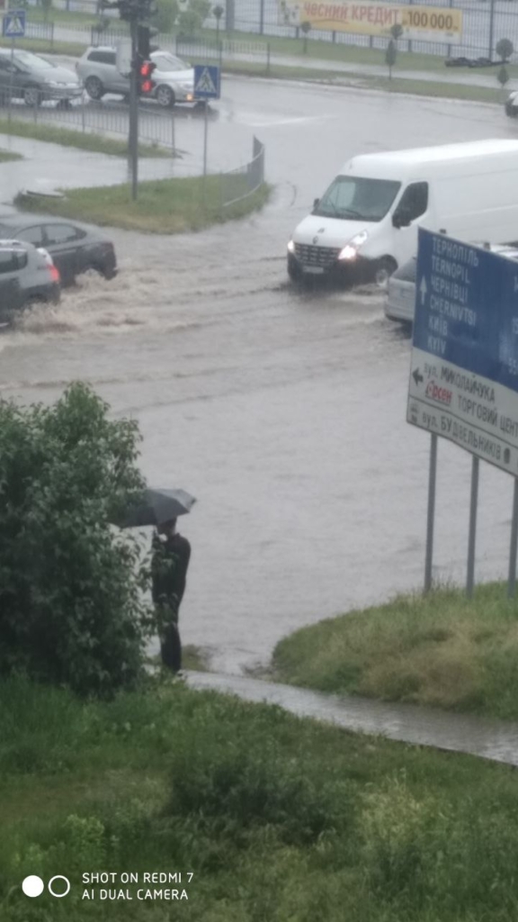 У Франківську через зливу підтопило частину вулиць - не працюють світлофори, на дорогах затори 3