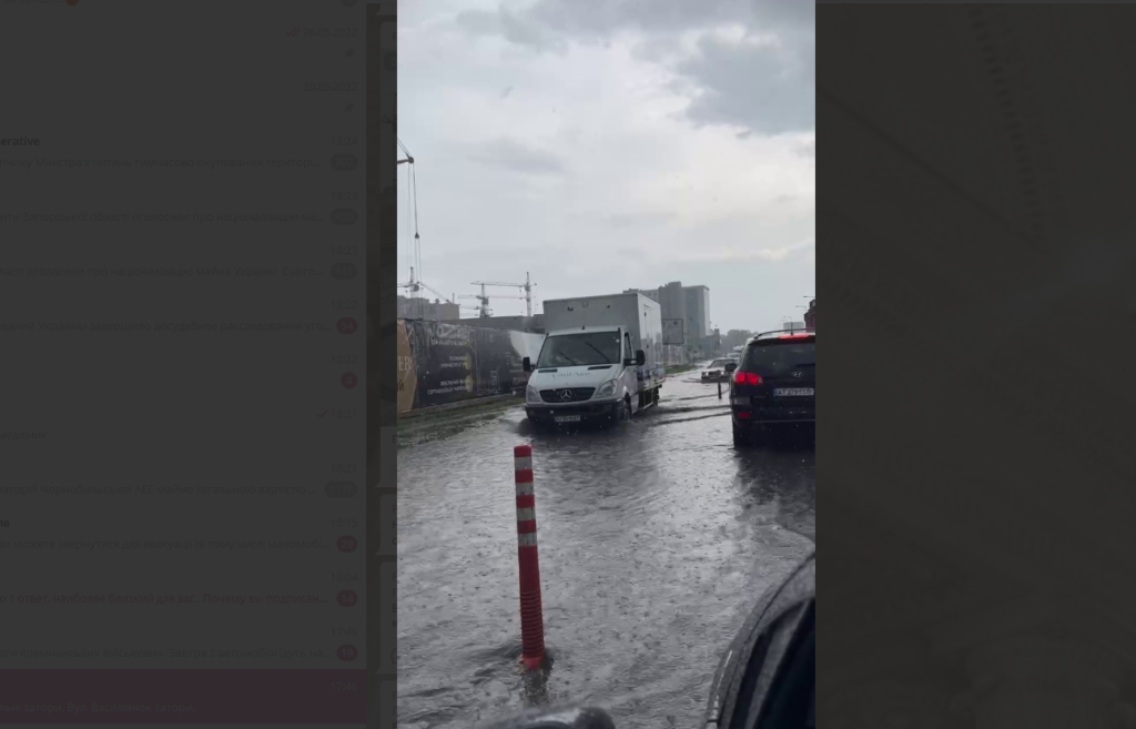 У Франківську через зливу підтопило частину вулиць - не працюють світлофори, на дорогах затори 4