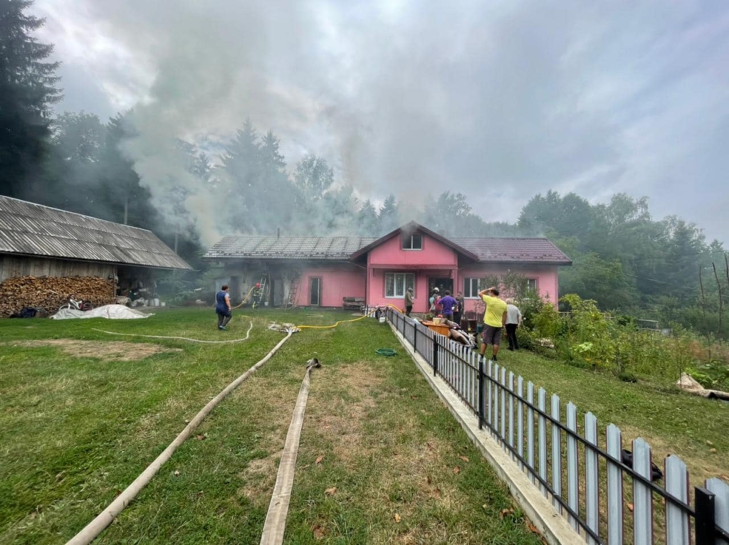 Вогонь у будинку на Калущині гасили три пожежні машини 2