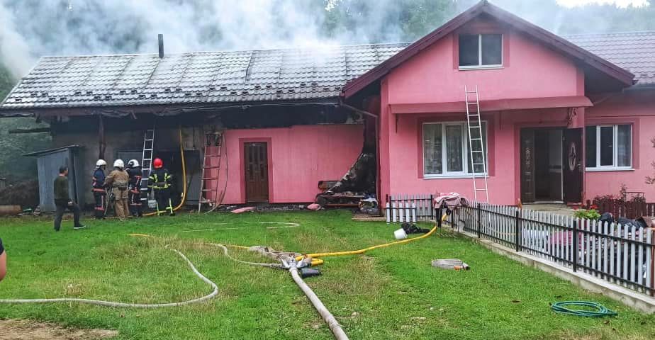 Вогонь у будинку на Калущині гасили три пожежні машини 1
