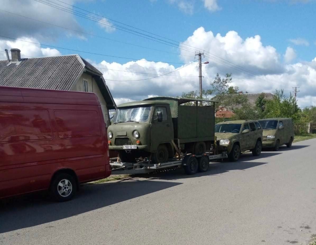 Три автомобілі з тепловізорами передали для ЗСУ з Боднарова 1