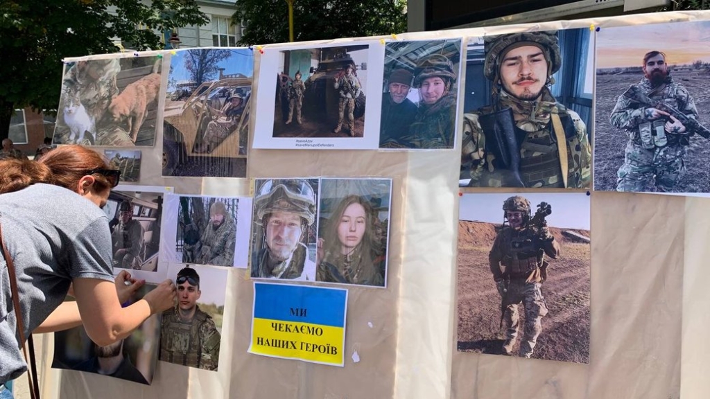 Сталеві: у Франківську рідні бійців полку Азов розгорнули фотовиставку 1