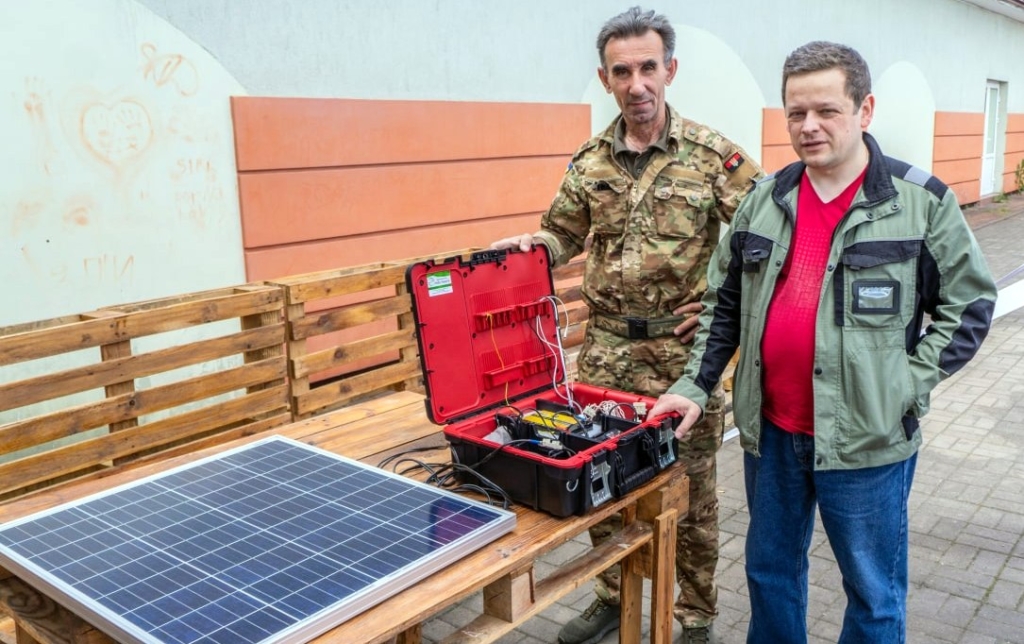 У Франківську створюють зарядні станції на сонячних панелях для ЗСУ
