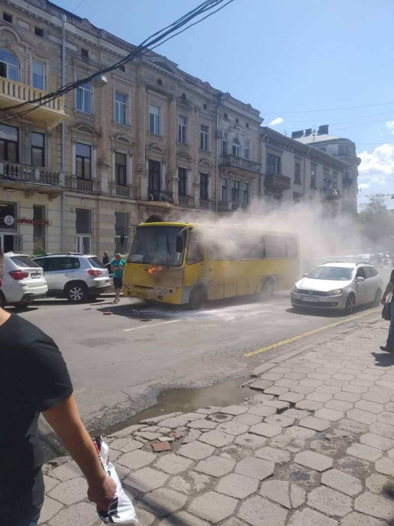 У Франківську під час руху загорівся автобус - пасажири не постраждали 1
