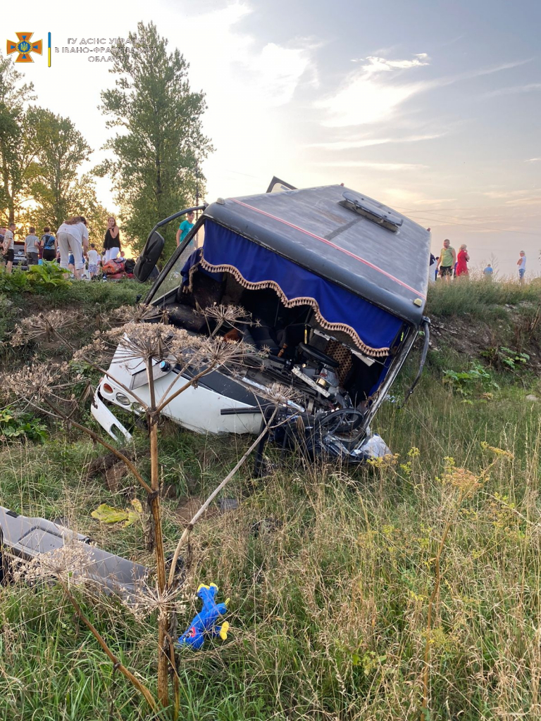 На Надвірнянщині зіткнулися мінівен та рейсовий автобус: один загиблий, 16 - травмованих 2