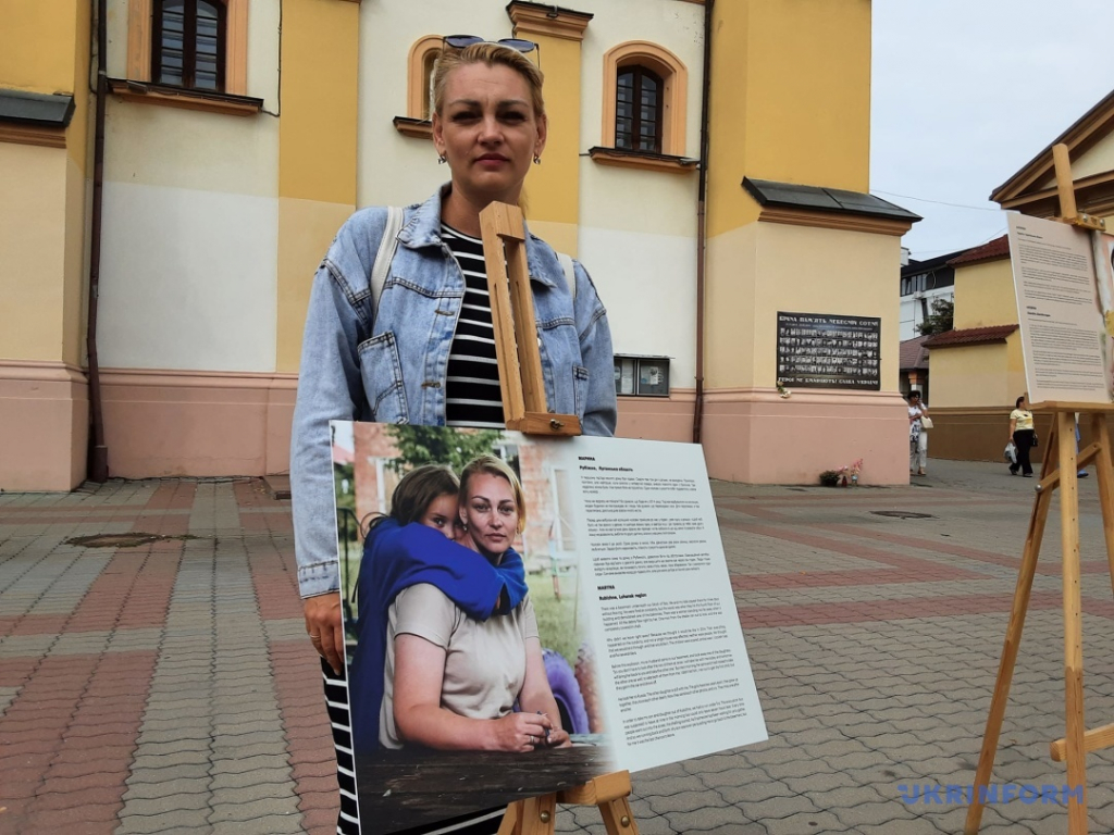 22 історії втечі від війни: у Франківську відкрили фотовиставку "Втрачений дім" 1