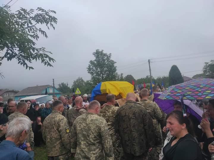 В рідному селі поховали 38-річного бійця з "Десятки", прикарпатця Сергія Матищака 2