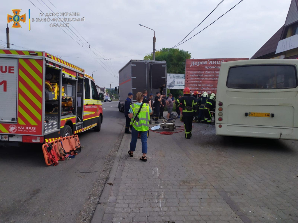 Під Франківськом зіткнулися автобус і три авто – шестеро травмованих, водія автобуса деблокували 1