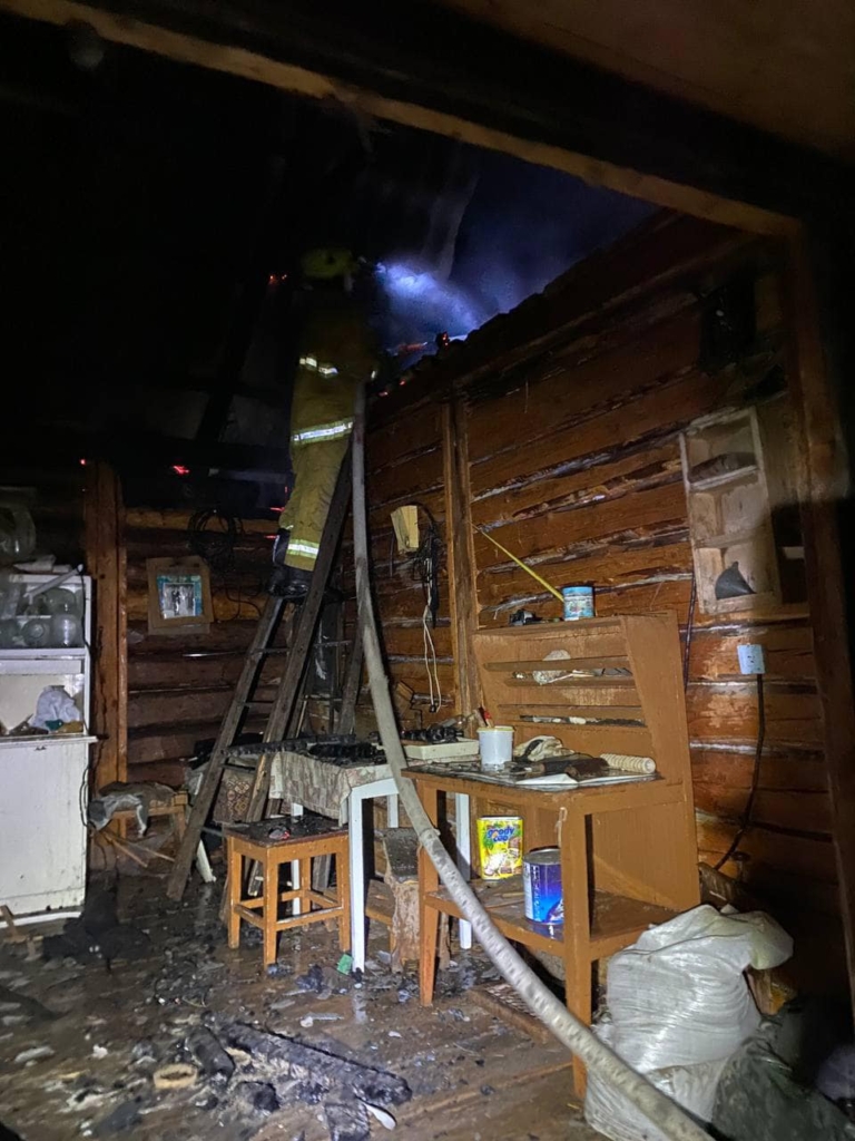 На Богородчанщині блискавка влучила в будинок - рятувальники загасили пожежу 1