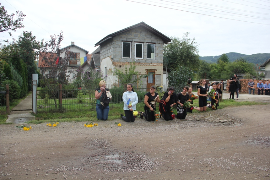 Сотні односельців квітами встелили дорогу до рідного дому загиблому прикарпатцю Івану Прокіпчину 4