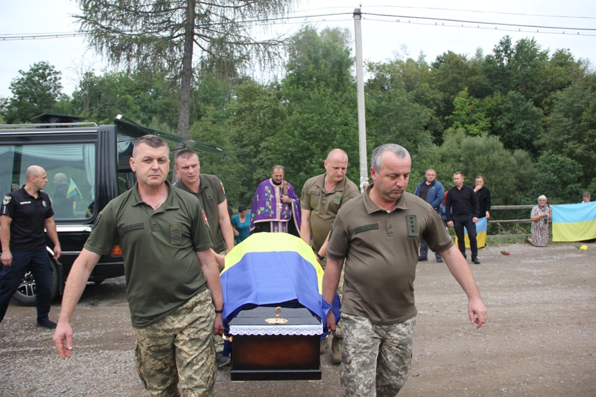 Сотні односельців квітами встелили дорогу до рідного дому загиблому прикарпатцю Івану Прокіпчину 3