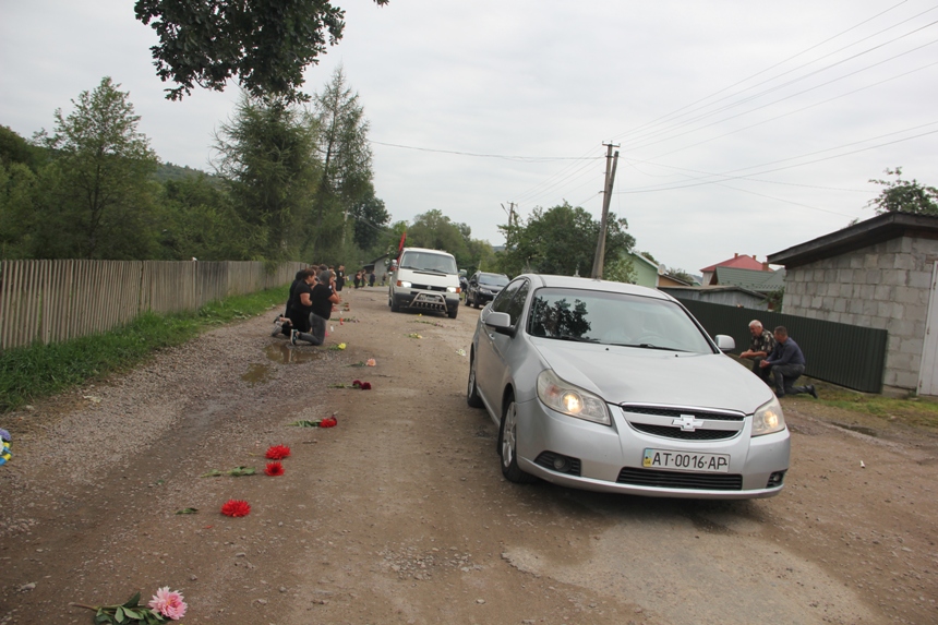 Сотні односельців квітами встелили дорогу до рідного дому загиблому прикарпатцю Івану Прокіпчину 1