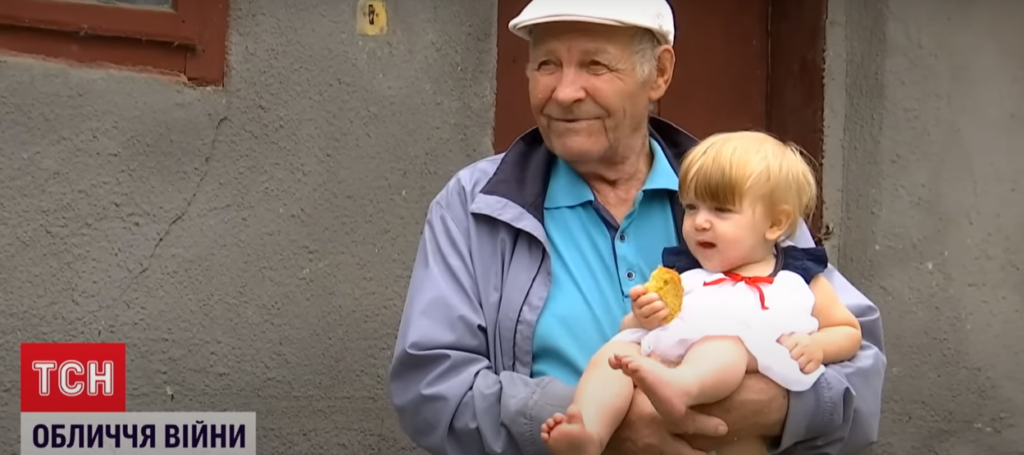 Волонтери на Прикарпатті купили будинок для родини прославленого дідуся з онучкою 1