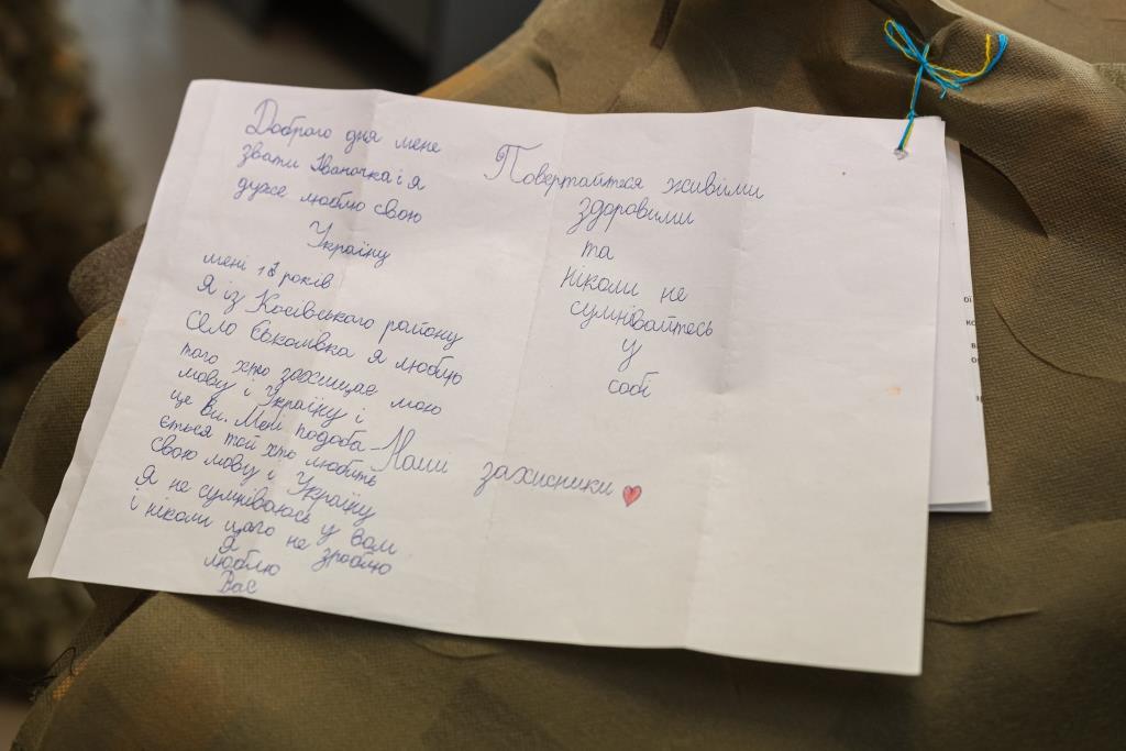 діти пишуть листи з побажаннями українським військовим
