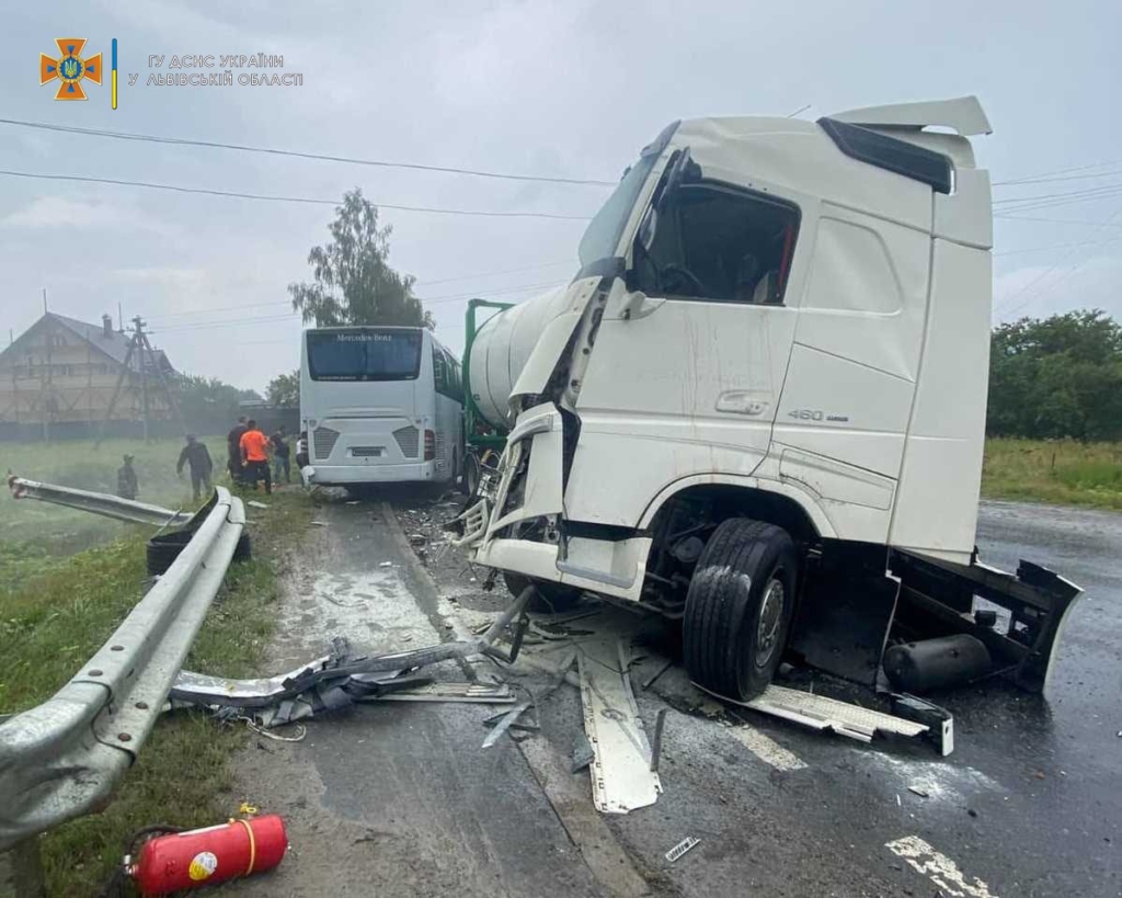 На Львівщині автобус зіткнувся з бензовозами: загинув калушанин, 8 осіб у лікарні 1