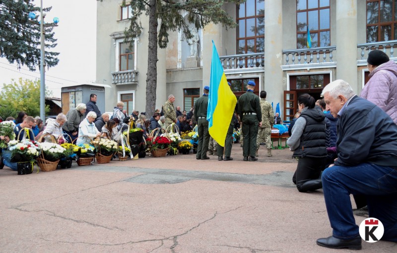 У Калуші квітами встелили останню дорогу захисника Івана Кулибанича 1