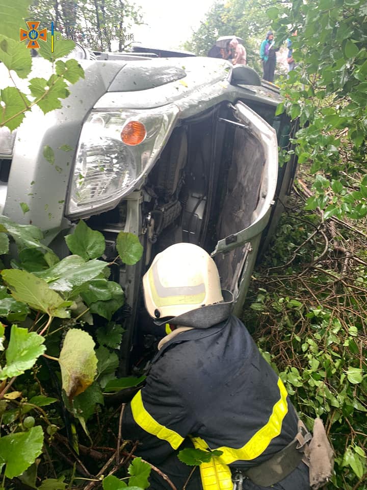 На Косівщині перекинулася автівка 1