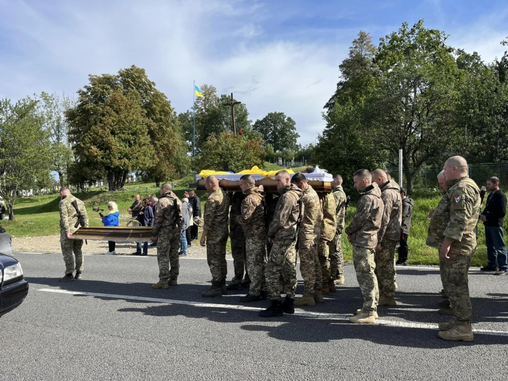 У Надвірній провели в останню дорогу полеглого 22-річного воїна Петра Чаву 1