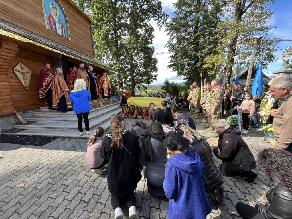 У Надвірній провели в останню дорогу полеглого 22-річного воїна Петра Чаву 2