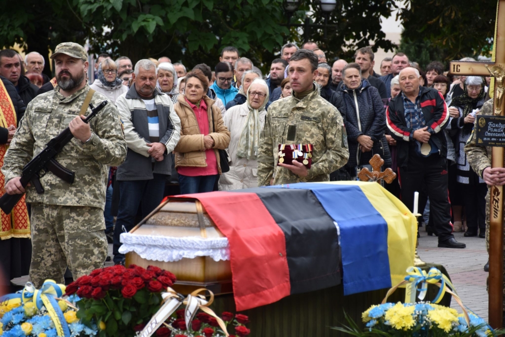 Рогатин на колінах простився з полеглим воїном Романом Бандурою 2