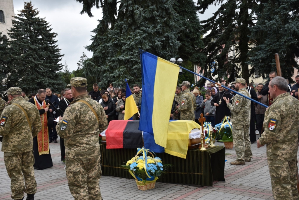 Рогатин на колінах простився з полеглим воїном Романом Бандурою 1