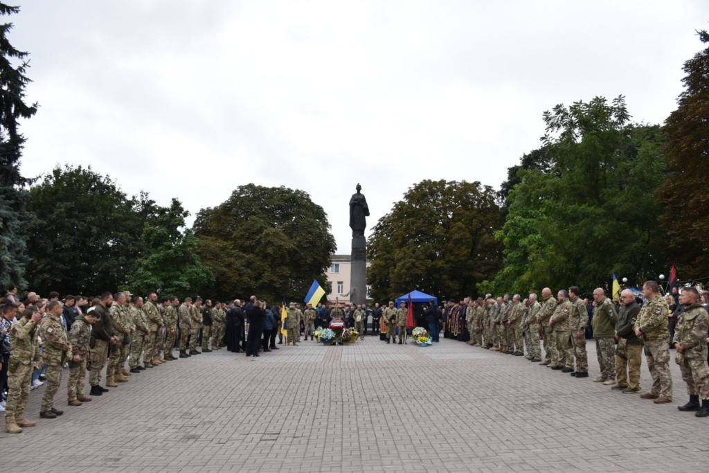 Рогатин на колінах простився з полеглим воїном Романом Бандурою 3