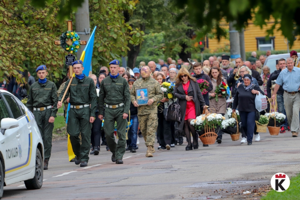 Калушани простилися з 45-річним воїном Михайлом Лещенком 3