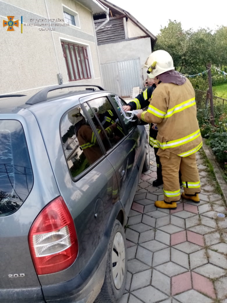 На Косівщині рятувальники звільнили дворічну дитину з заблокованого автомобіля 1