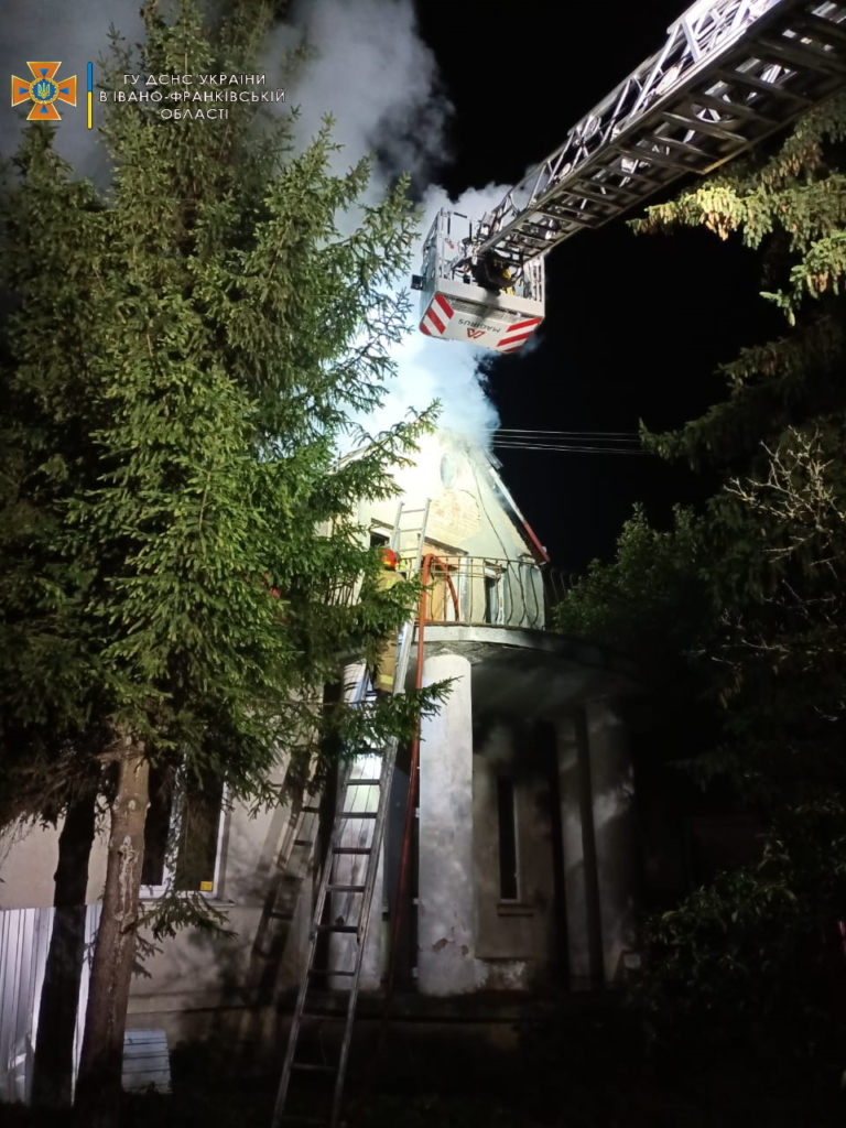Вночі рятувальники гасили пожежу приватного будинку у Франківську 1