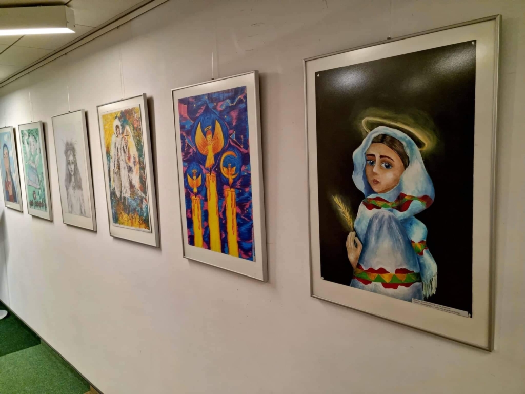 Ангели, які тримають небо: у Литві виставили малюнки дітей з України 3