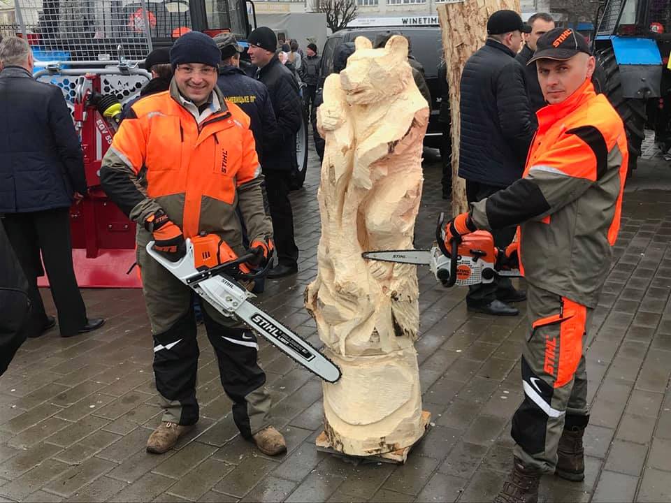 Майже 5 метрів, вагою шість тонн: майстер з Прикарпаття вирізав бензопилою найбільшу скульптуру в Україні 4