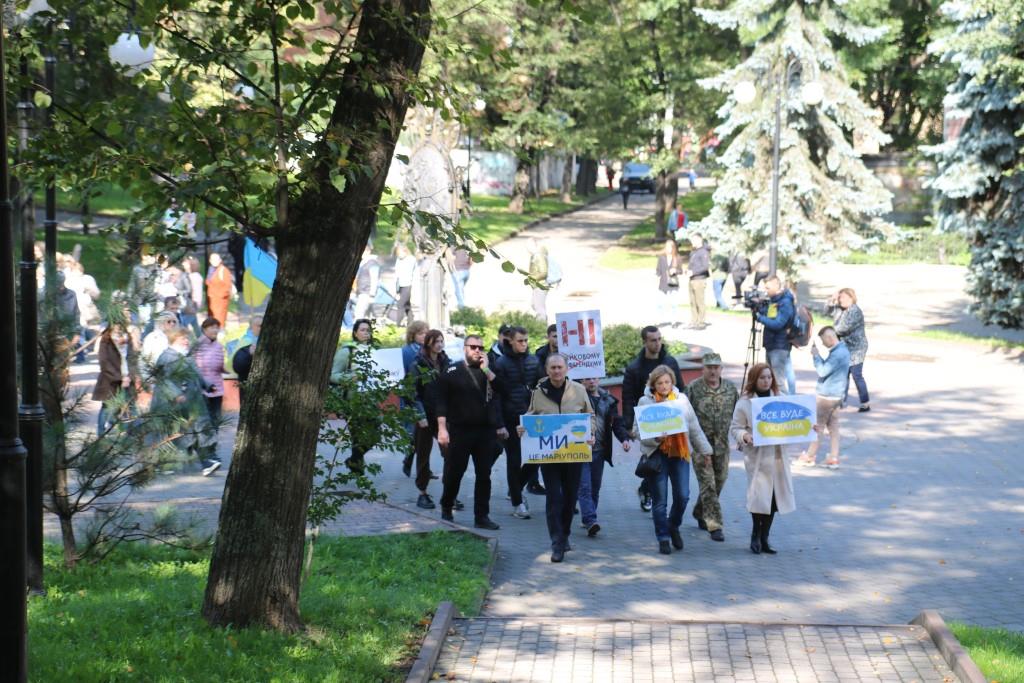 "Маріуполь - це Україна": у Франківську переселенці з окупованого міста вийшли проти фіктивного референдуму рф 4