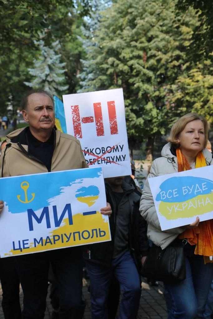 "Маріуполь - це Україна": у Франківську переселенці з окупованого міста вийшли проти фіктивного референдуму рф 1