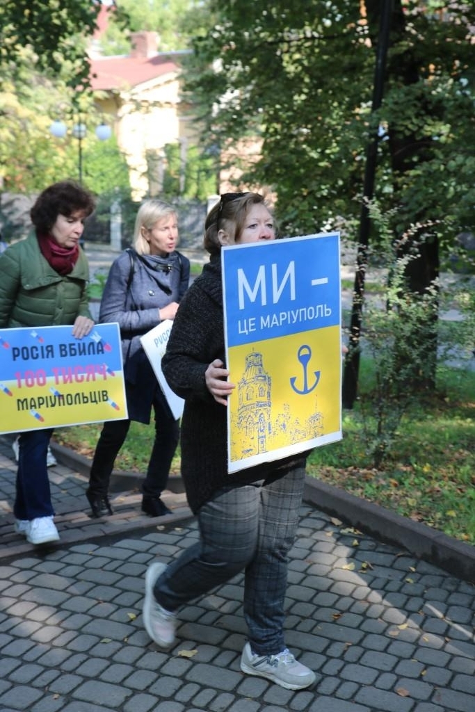 "Маріуполь - це Україна": у Франківську переселенці з окупованого міста вийшли проти фіктивного референдуму рф 3