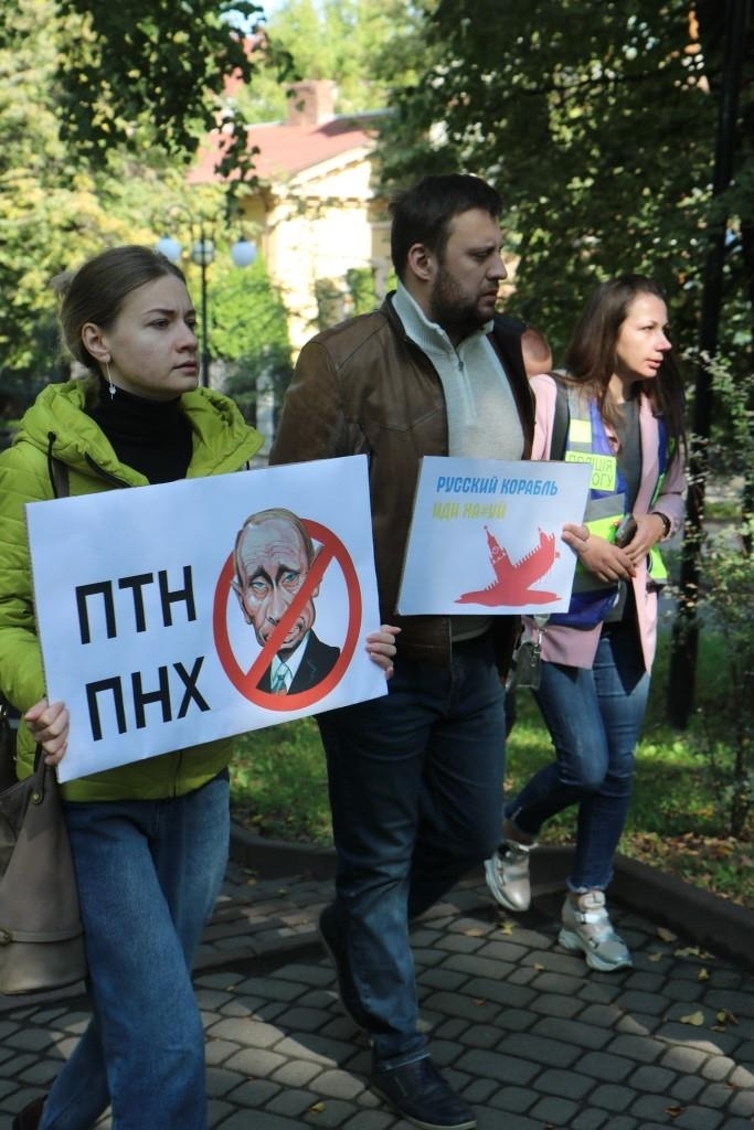"Маріуполь - це Україна": у Франківську переселенці з окупованого міста вийшли проти фіктивного референдуму рф 2