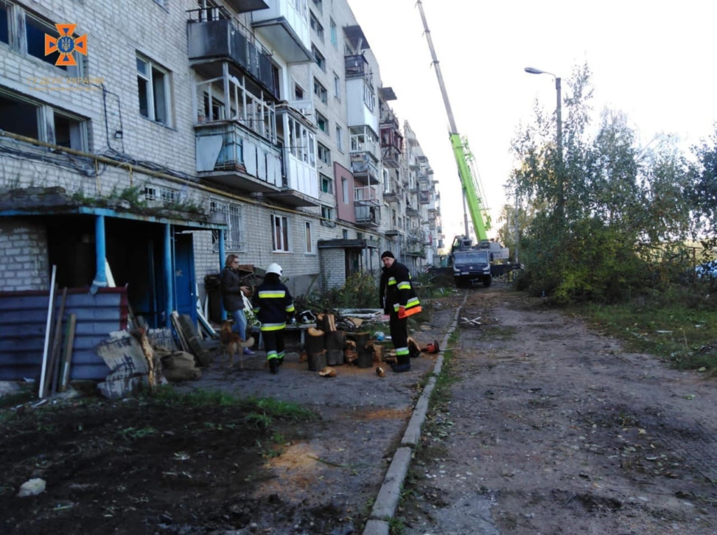 Рятувальники з Прикарпаття допомагають розбирати завали на Харківщині 1