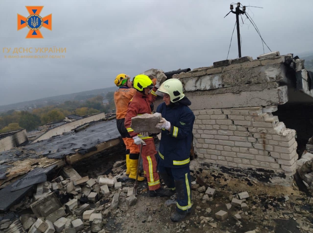 Прикарпатські рятувальники продовжують розбирати завали на Харківщині 2