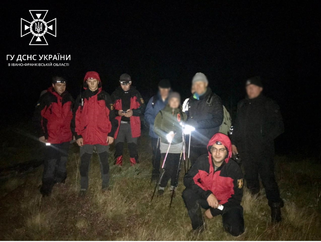На спуску з гори Менчул заблукала група туристів з дитиною - їх знайшли рятувальники 1