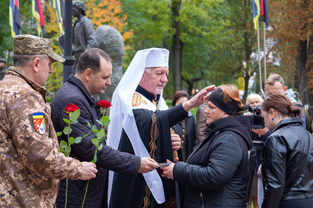 У Франківську в Меморіальному сквері рідним загиблих воїнів передали нагороди 3