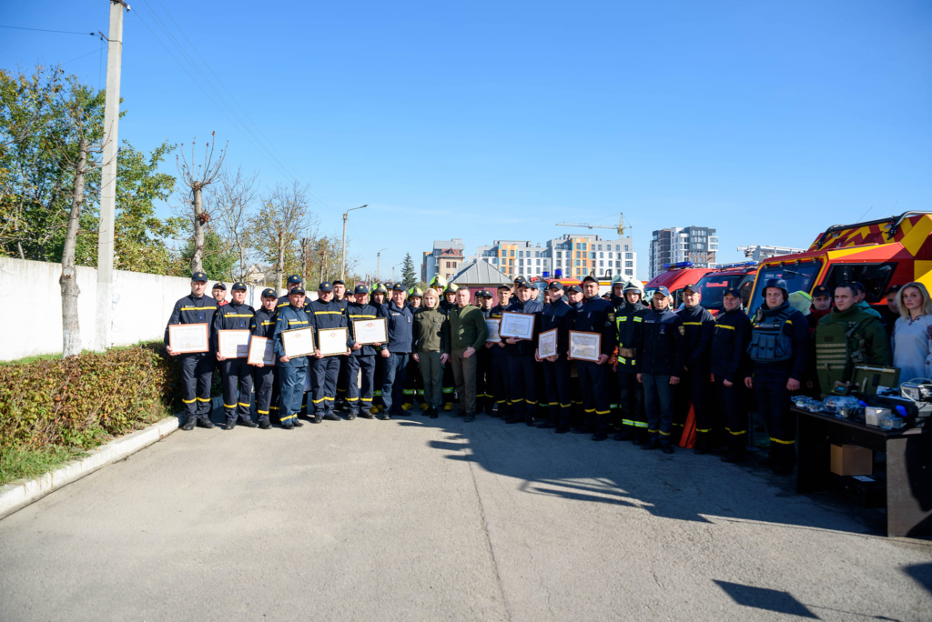 Нагородили 15 рятувальників, які першими взялися гасити пожежу після вибухів на Бурштинській ТЕС 1