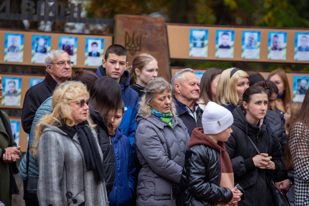 У Франківську в Меморіальному сквері рідним загиблих воїнів передали нагороди 5
