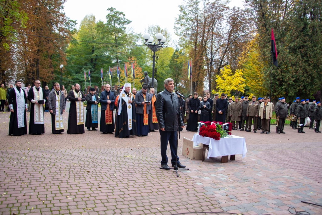 У Франківську в Меморіальному сквері рідним загиблих воїнів передали нагороди 1
