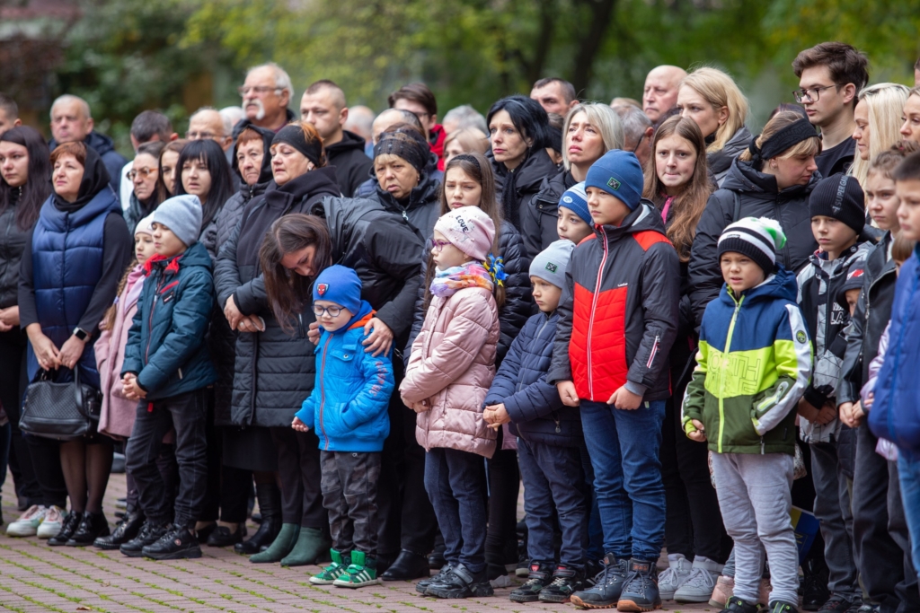 У Франківську в Меморіальному сквері рідним загиблих воїнів передали нагороди 6