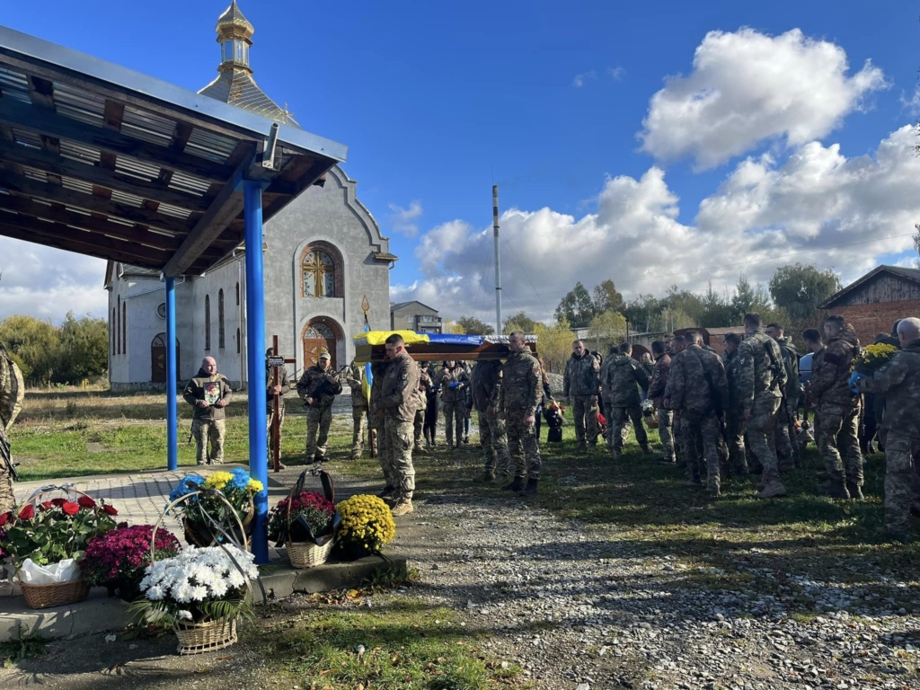 Навічно 24: у Надвірній попрощалися з воїном Юрієм Позняком 3