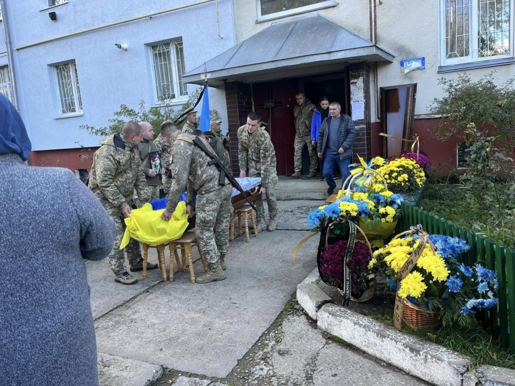 Навічно 24: у Надвірній попрощалися з воїном Юрієм Позняком 2